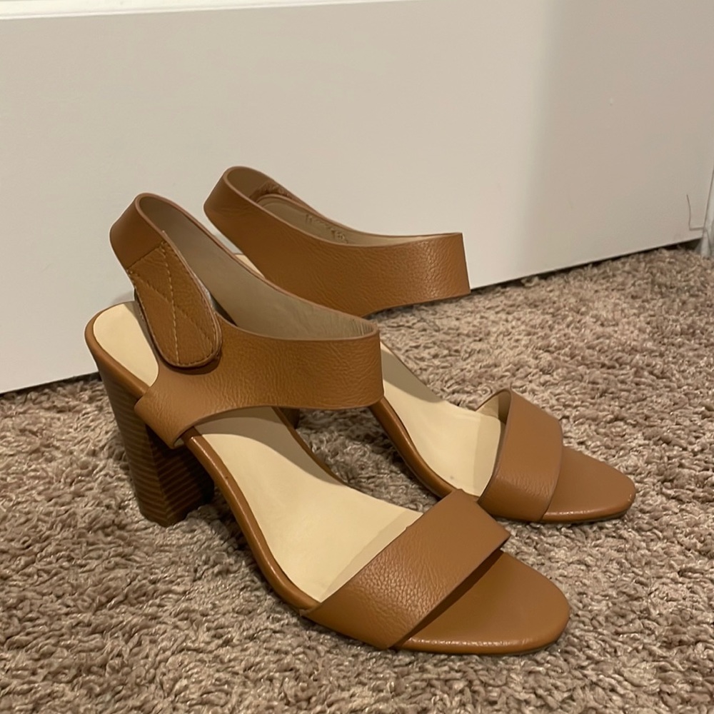 Simply Vera by Vera Wang Tan heels
